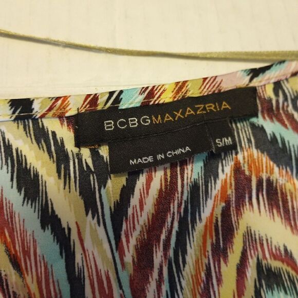 BCBG MAXAZRIA short sleeve blouse with gold stud accent - Picture 8 of 9